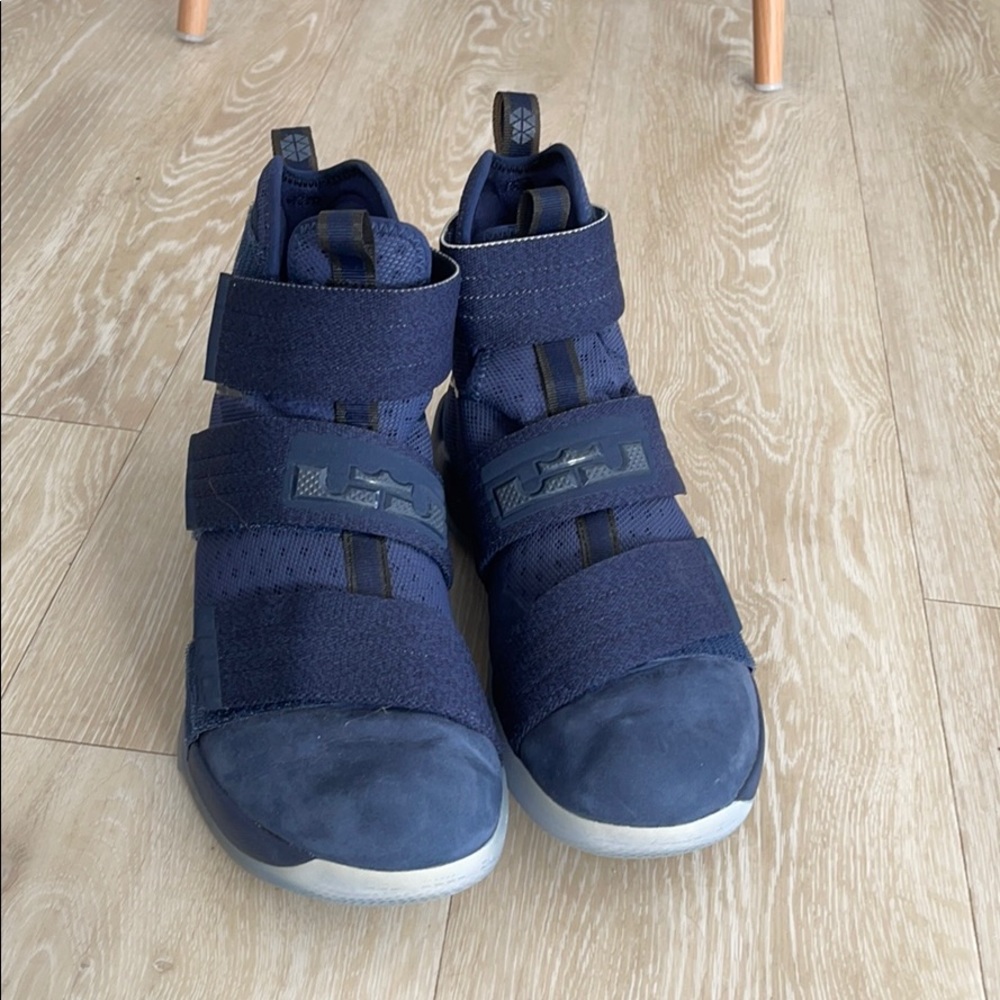 Navy blue basket ball shoes